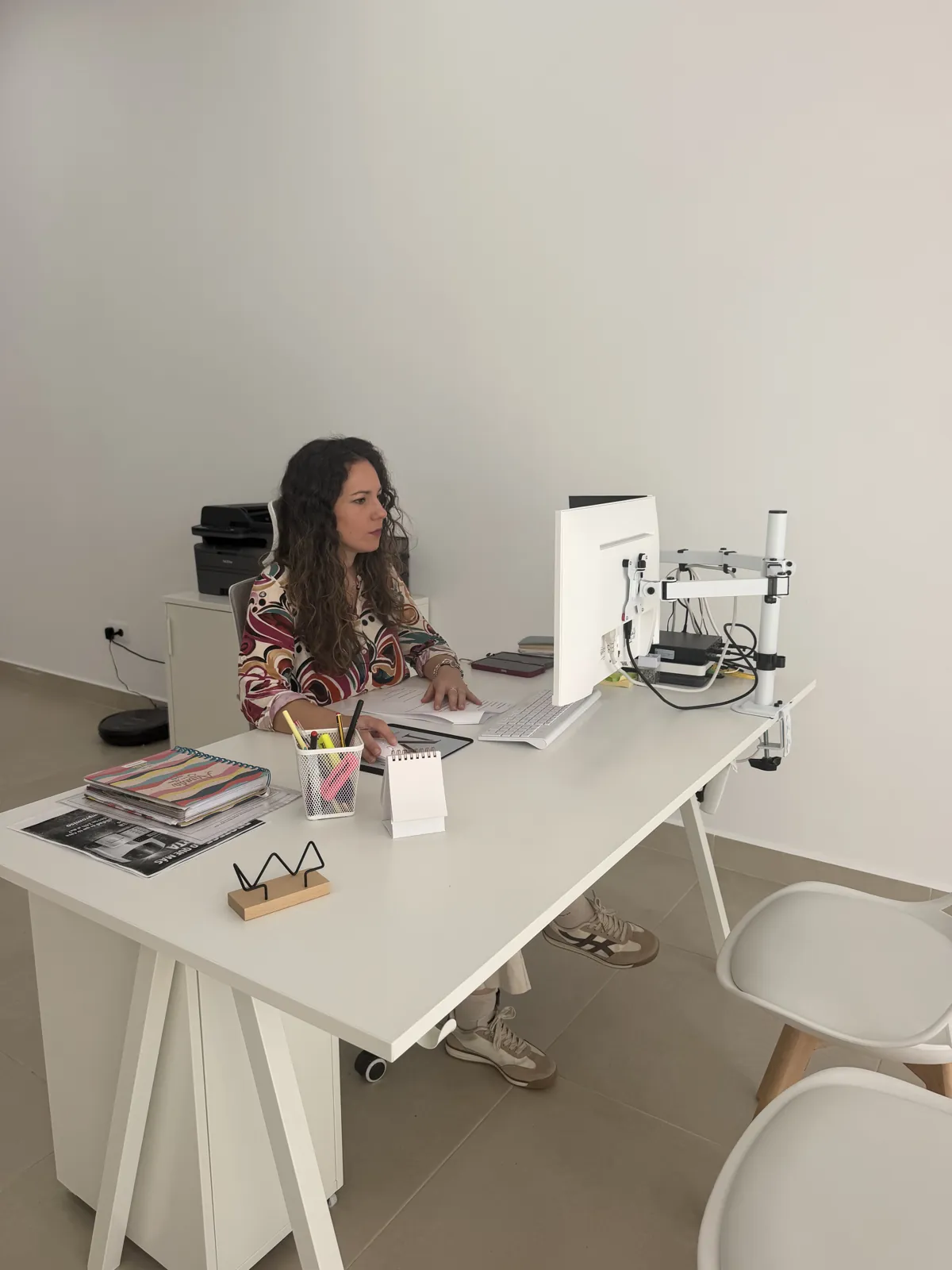 Asesora del equipo de Martín Triviño trabajando en la correduría de seguros de Sevilla