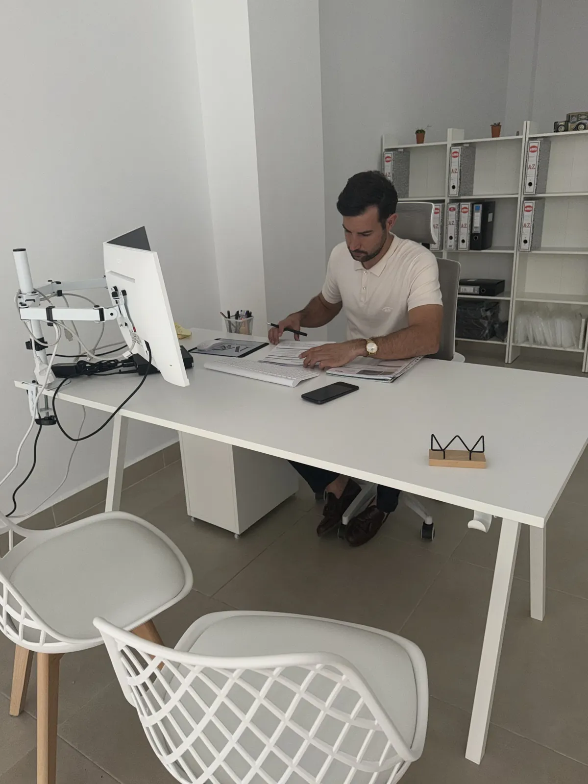 Martín Triviño, mediador de seguros y energía, atendiendo en su oficina de Sevilla